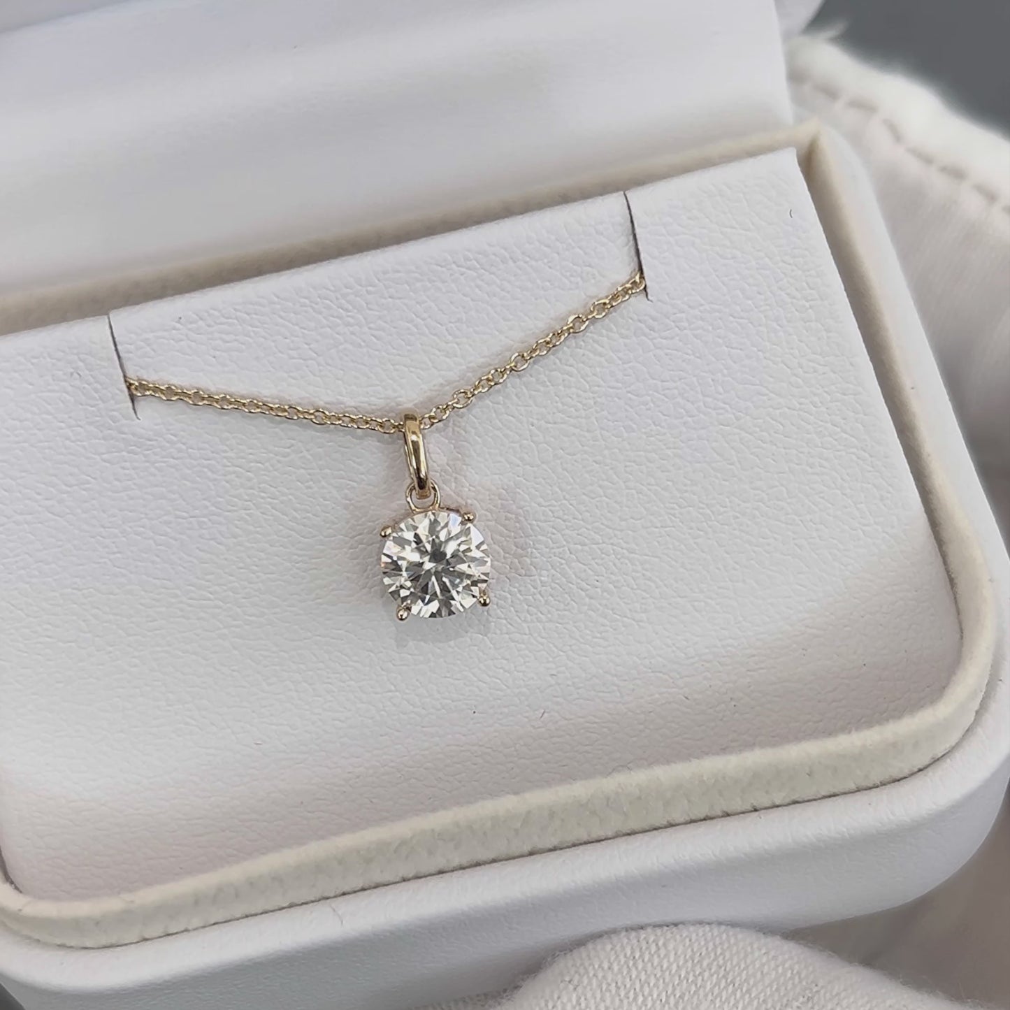 Load and play video in Gallery viewer, Classica VVS1 Round Cut Moissanite Solitaire Necklace
