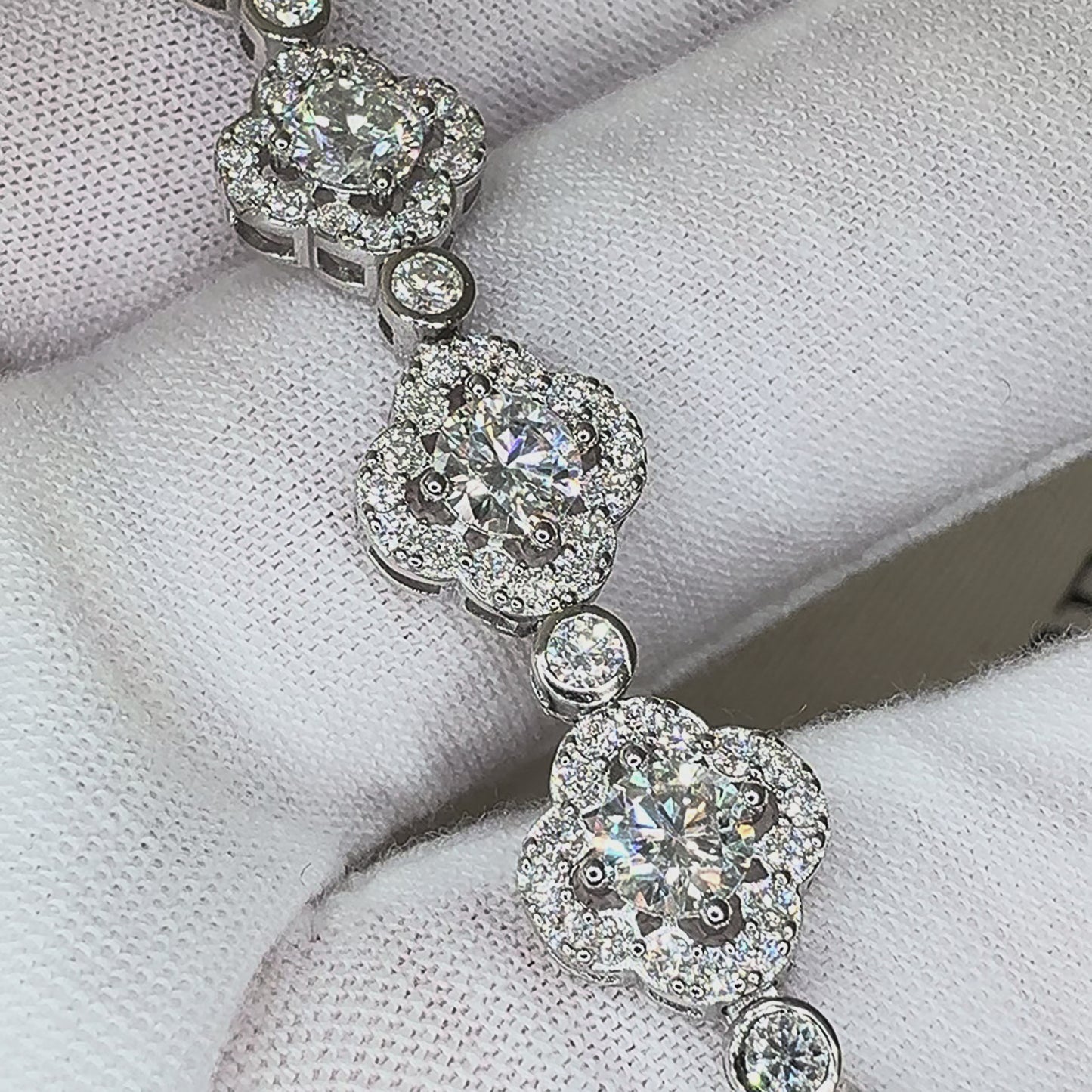 Load and play video in Gallery viewer, Sterling Silver Moissanite Clover Halo Bracelet

