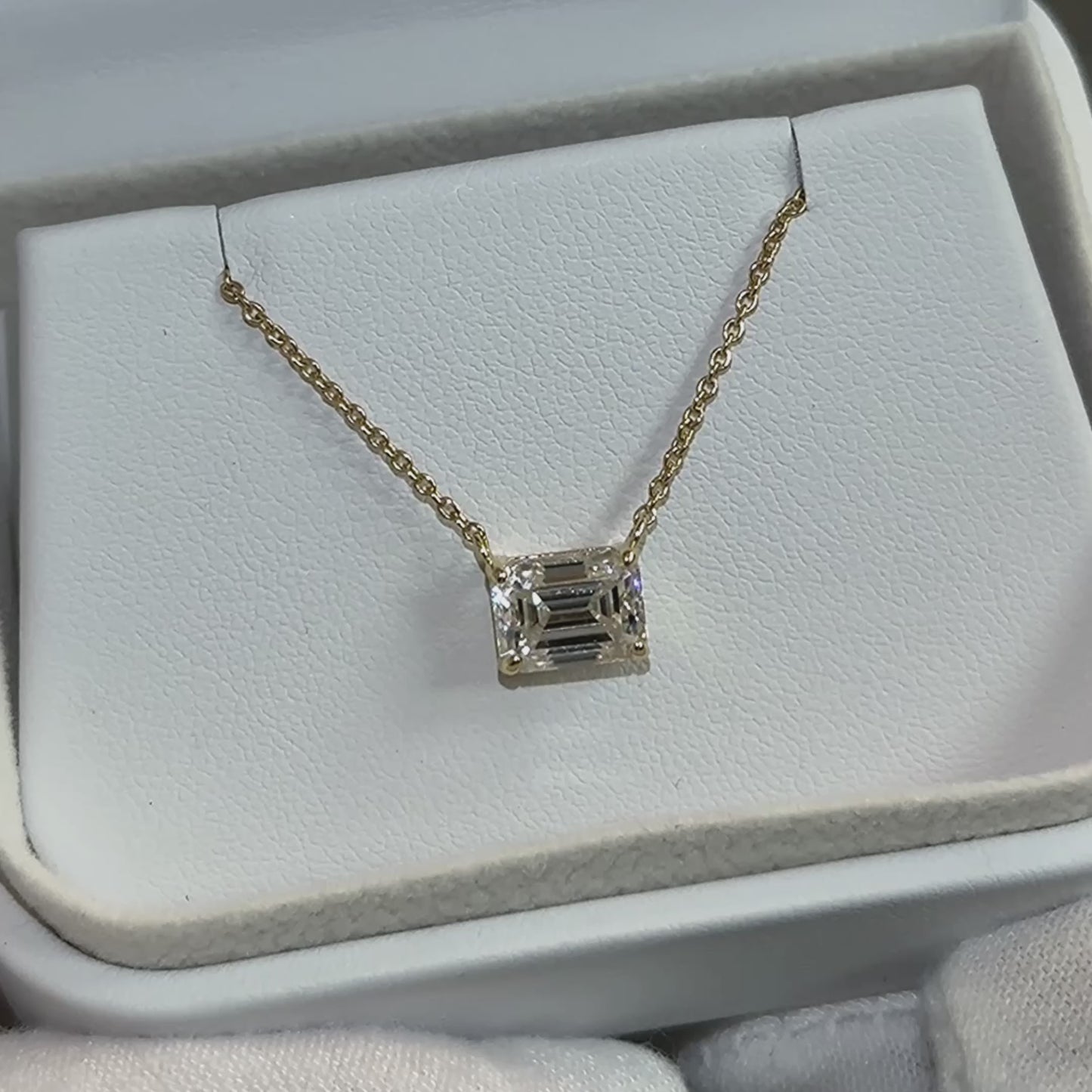 Load and play video in Gallery viewer, Classica 2.00 CT VVS1 Emerald Cut Moissanite Necklace
