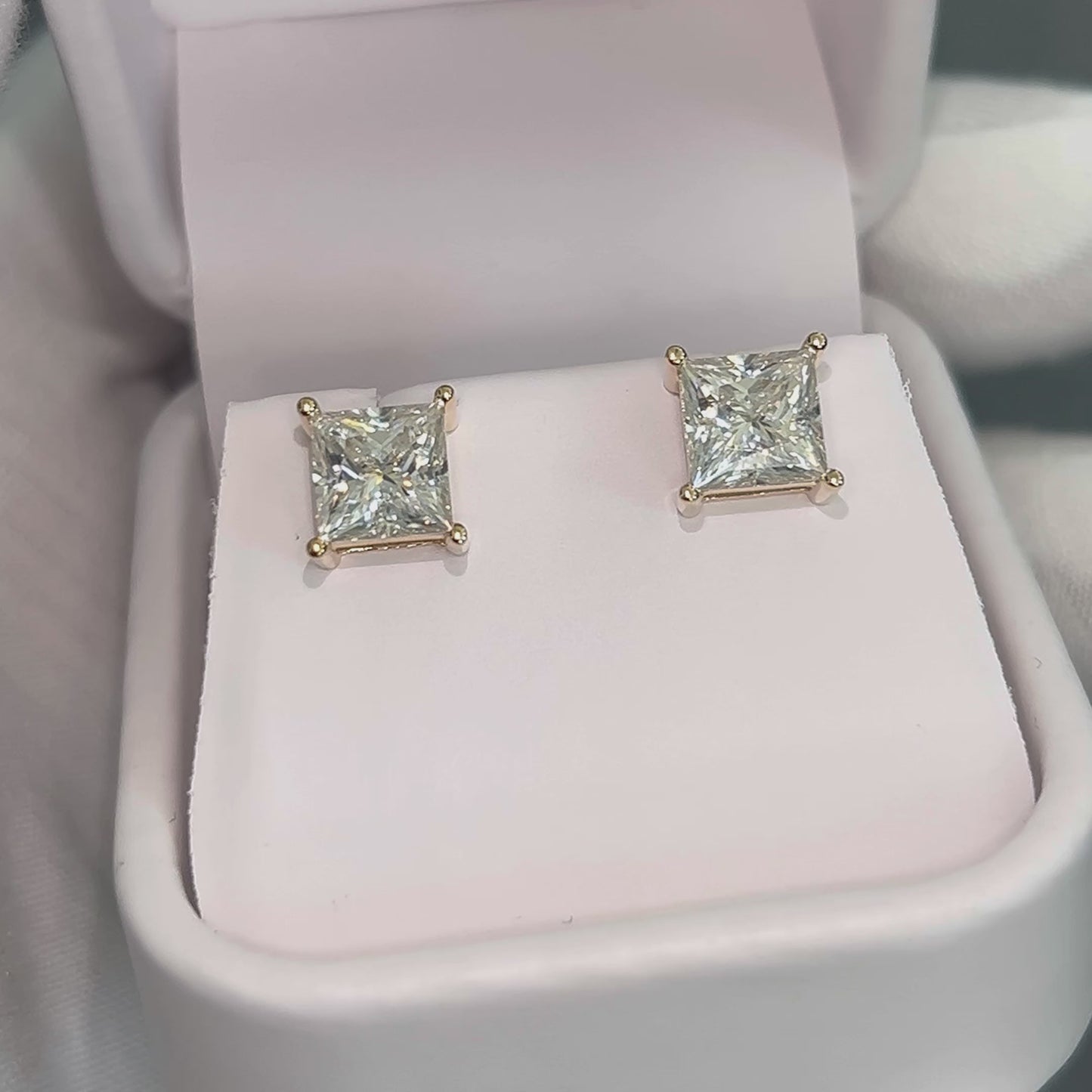 Load and play video in Gallery viewer, Classica Princess Cut Moissanite Solitaire Stud Earrings
